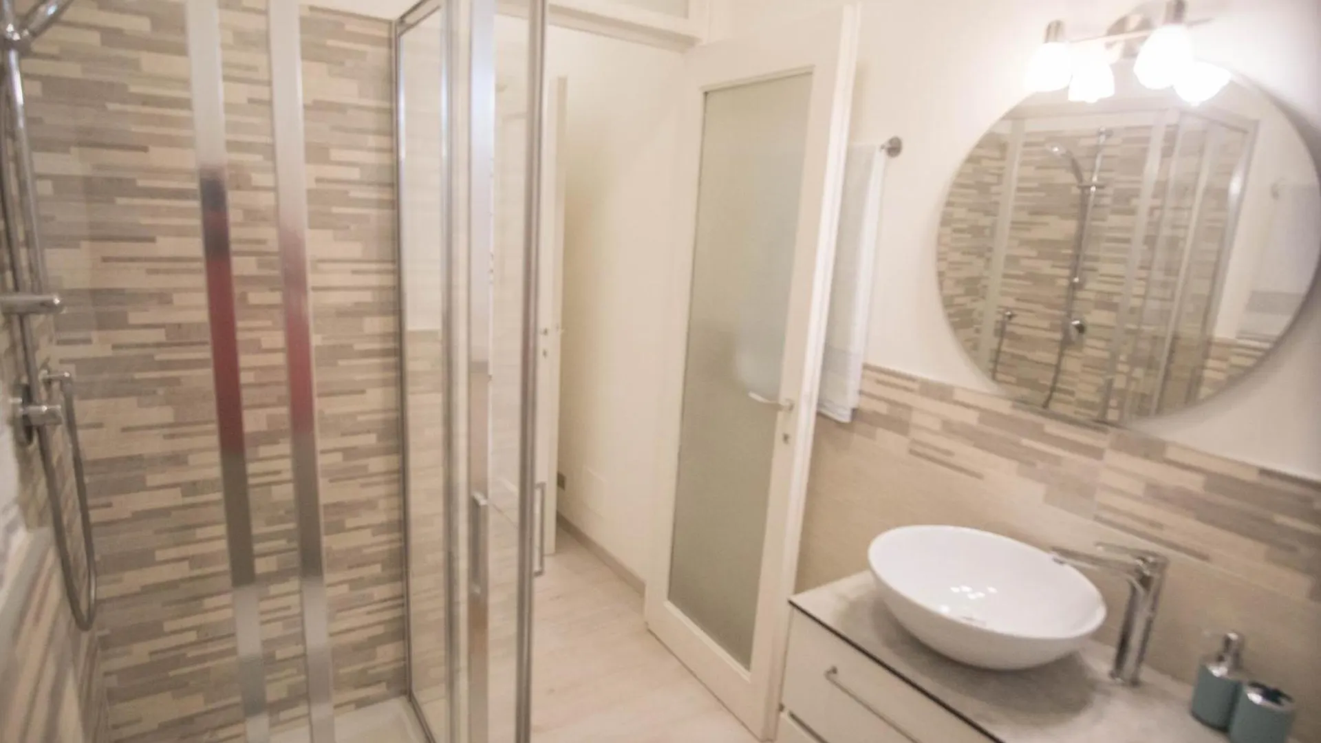 Lake Haven, Cosy Suite Just Steps From Lake, Newly-Renovated! Лекко Апартаменты
